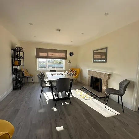 Modern Refurbished Claregalway - Sleeps 8 Holiday home