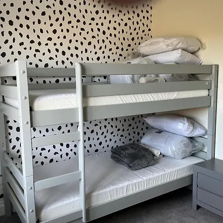 Modern Refurbished Claregalway - Sleeps 8 * Galway