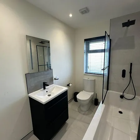 Holiday home Modern Refurbished Claregalway - Sleeps 8 *